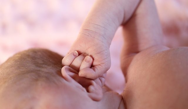 Acne neonatale: Cause, Sintomi e Trattamenti Efficaci per la Pelle del Tuo Bambino